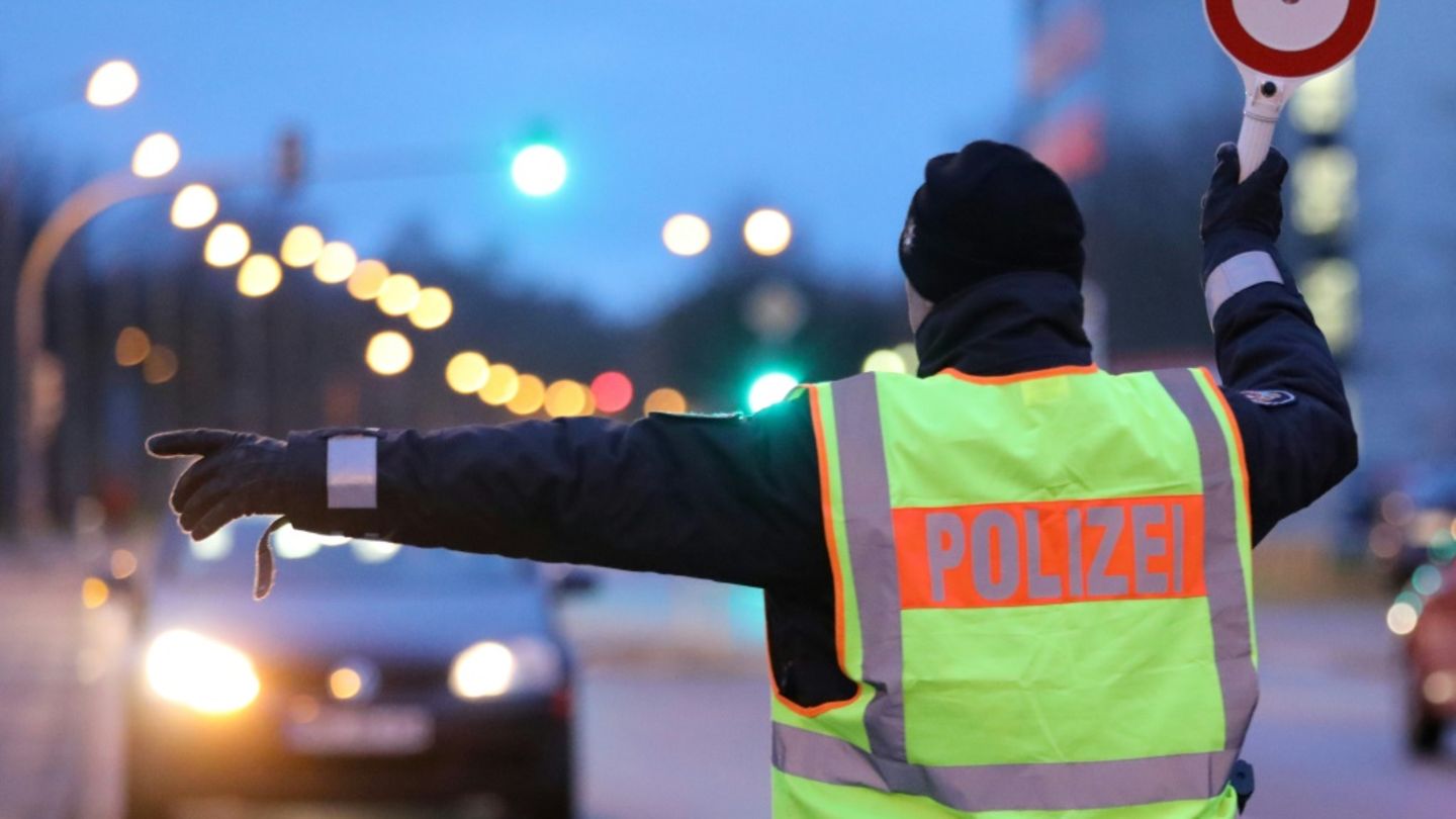 Polizist bei einer Verkehrskontrolle
