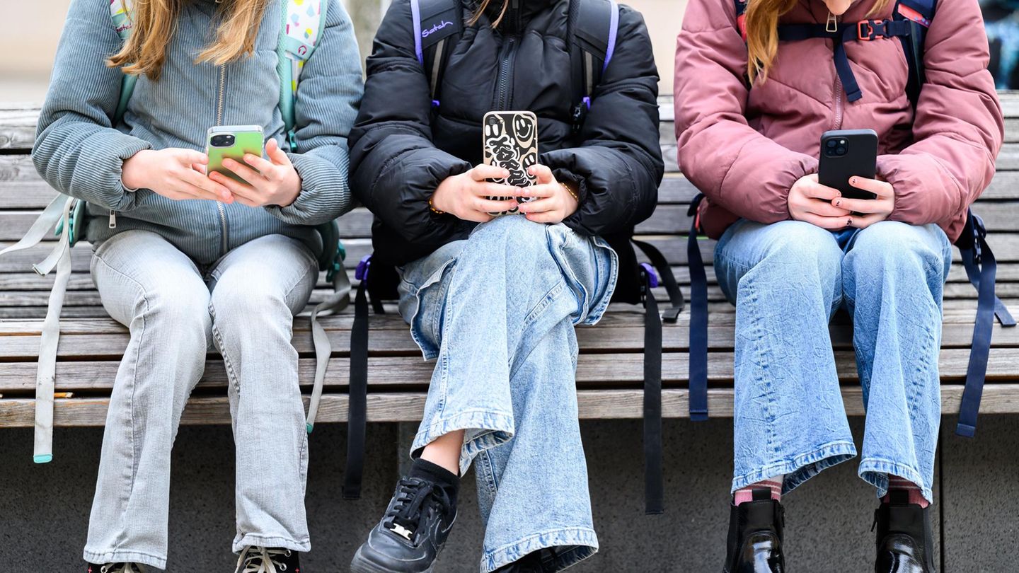 Mobile phone ban at schools? Expert explains why this is not a solution