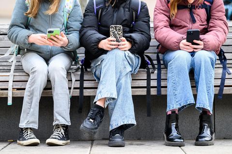 Reizthema Handy: Wenig polarisiert die Debatte in Schulen so sehr wie die Regeln für die Nutzung von Smartphones