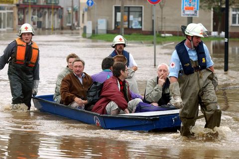 Pflichtjahr: Rettungskräfte im Einsatz in Sachsen 2002