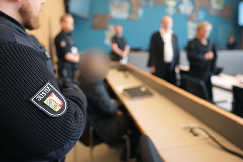 Ali K. auf der Anklagebank im Landgericht Lübeck. Der 59-jährige Sportschütze soll seine 55-jährige Frau erschossen haben