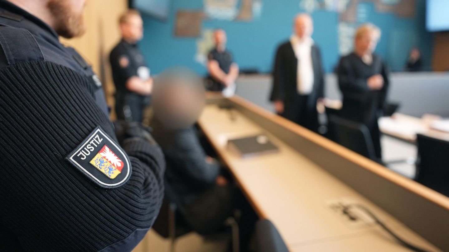 Ali K. auf der Anklagebank im Landgericht Lübeck. Der 59-jährige Sportschütze soll seine 55-jährige Frau erschossen haben