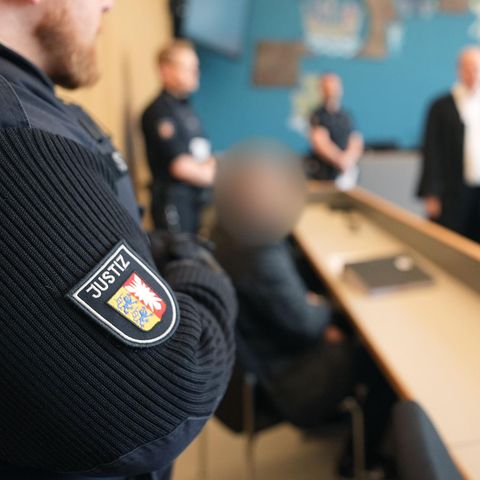 Ali K. auf der Anklagebank im Landgericht Lübeck. Der 59-jährige Sportschütze soll seine 55-jährige Frau erschossen haben