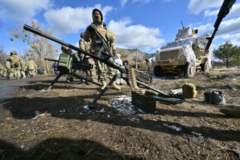 Waffen bei Militärübung in Ukraine
