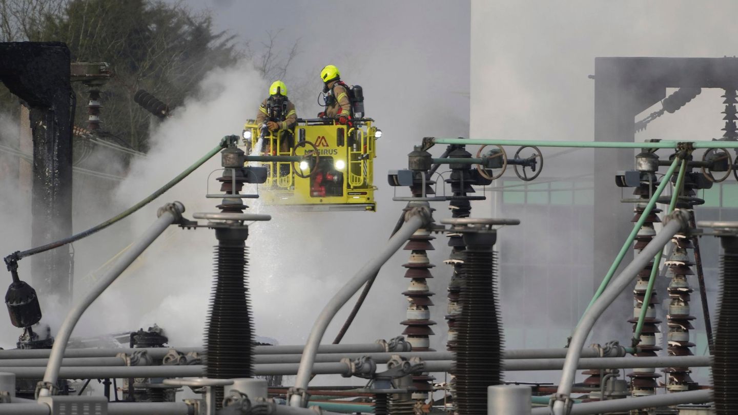 Feuerwehrleute löschen das Feuer im Umspannwerk North Hyde nahe dem Flughafen London Heathrow