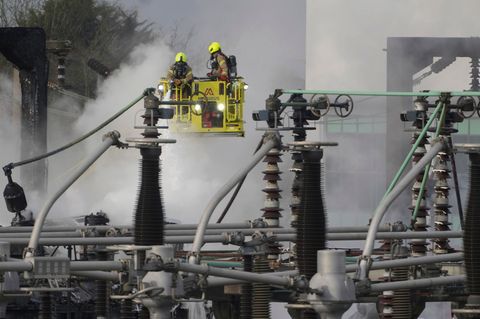 Feuerwehrleute löschen das Feuer im Umspannwerk North Hyde nahe dem Flughafen London Heathrow