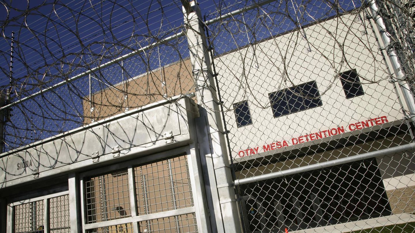 Jasmine Mooney was deported in chains from the USA