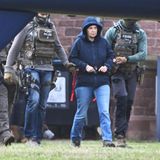 Daniela Klette, hier bei ihrem Hafttermin bei der Bundesanwaltschaft in Karlsruhe, wird sich in zwei Prozessen verantworten müssen. Im ersten werden die 13 Raubüberfälle verhandelt, die Klette gemeinsam mit ihren Ex-RAF-Mitstreitern Burkhard Garweg und Ernst-Volker Staub begangen haben soll. Später wird ein zweiter Prozess folgen, in dem es um ihre Beteiligung an den früheren Taten der RAF geht. Viele Beobachter hoffen auf neue Erkenntnisse über die Verbrechen der 3. Generation, die weitgehend im Dunkeln liegen. Allerdings sollte die Hoffnung nicht zu groß sein – das laute Schweigen zahlreicher, ehemaliger Linksterroristen über ihre Verbrechen ist bis in die Gegenwart ungebrochen