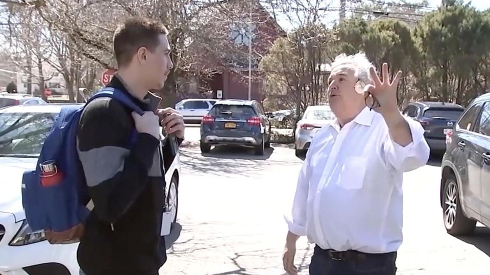 Eindeutiger Wahlverlierer erklärt sich selbst zum Bürgermeister Robert Ehrlich (rechts) erklärt einem jungen Mann seinen Frust