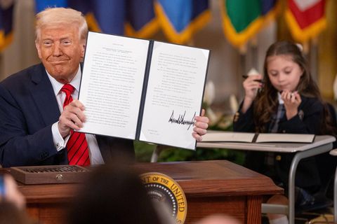 Donald Trump hält ein neues Dekret zum Abbau des US-Bildungsministeriums hoch