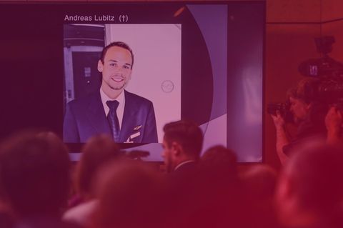 Ein Bild von Andreas Lubitz auf wird auf einer Pressekonferenz eingeblendet