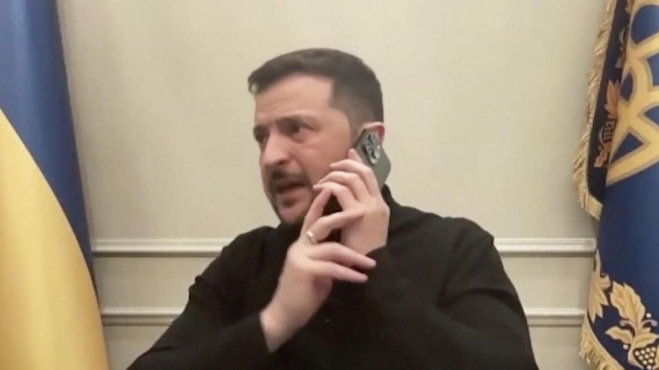 "Kann ich dich zurückrufen?": Macron-Anruf crasht Interview von Selenskyj Wolodymyr Selenskyj wird während eines Interviews von Frankreichs Präsident Macron angerufen