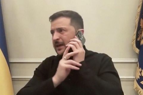 Wolodymyr Selenskyj wird während eines Interviews von Frankreichs Präsident Macron angerufen