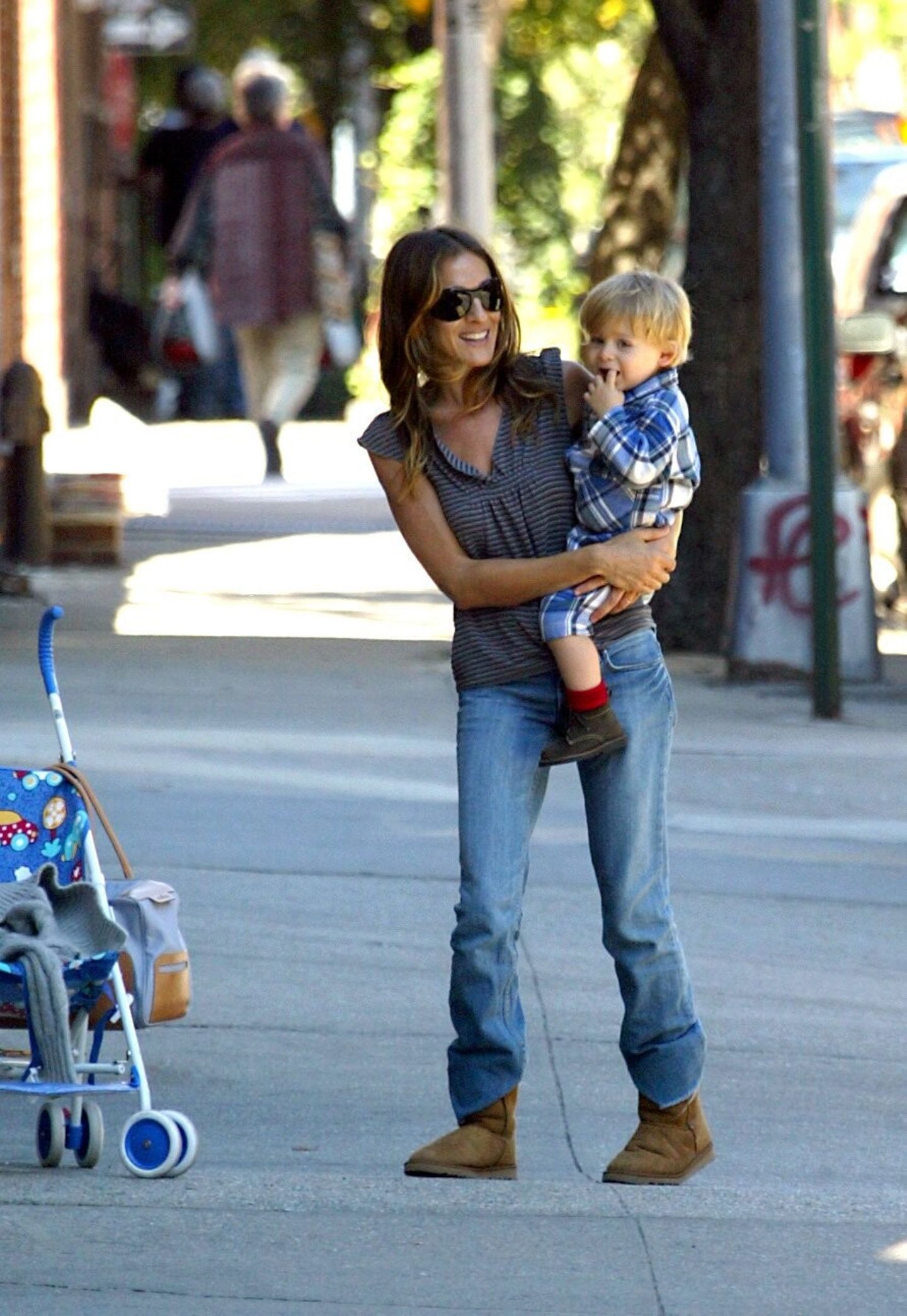 Komfortzone Sarah Jessica Parker in Jeans und T-Shirt mit ihrem kleinen Sohn auf dem Arm