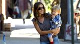 Sarah Jessica Parker in Jeans und T-Shirt mit ihrem kleinen Sohn auf dem Arm