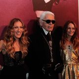 Sarah Jessica Parker lacht neben Karl Lagerfeld – bei einem Chanel-Event in Japan