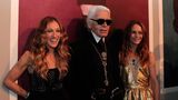 Sarah Jessica Parker lacht neben Karl Lagerfeld – bei einem Chanel-Event in Japan