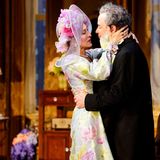 Sarah Jessica Parker im geblümtem Kleid mit Hut und Ehemann Matthew Broderick am Broadway auf der Bühne