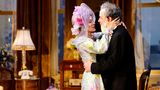 Sarah Jessica Parker im geblümtem Kleid mit Hut und Ehemann Matthew Broderick am Broadway auf der Bühne
