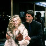 Sarah Jessica Parker im Pelzmantel zu Beginn von "Sex and the City" mit Mr Big, gespielt von Chris Noth