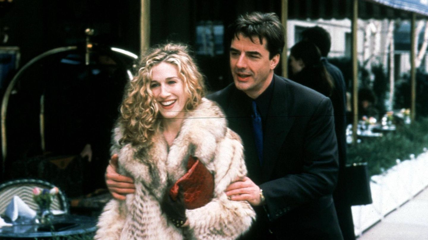 Sarah Jessica Parker im Pelzmantel zu Beginn von "Sex and the City" mit Mr Big, gespielt von Chris Noth