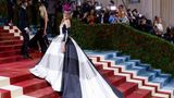 Sarah Jessica Parker schreitet in einem Kleid mit langer Schleppe die Treppen zur Met Gala hinauf