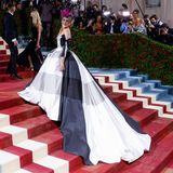 Sarah Jessica Parker schreitet in einem Kleid mit langer Schleppe die Treppen zur Met Gala hinauf