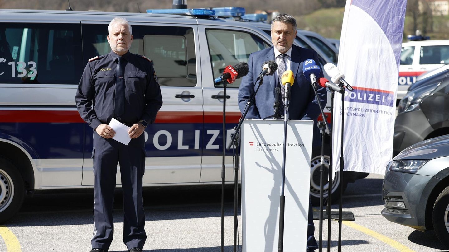 Generalmajor Joachim Huber (l) und Brigadier Michael Lohnegger  informieren über die Festnahmen in Österreich
