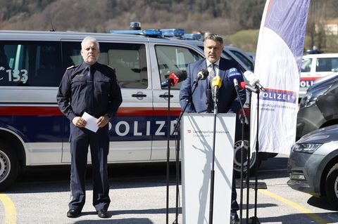 Generalmajor Joachim Huber (l) und Brigadier Michael Lohnegger  informieren über die Festnahmen in Österreich