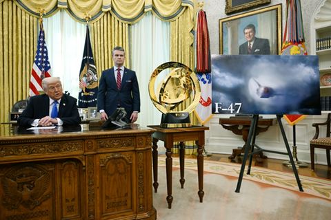 Trump (sitzend) und Hegseth im Oval Office