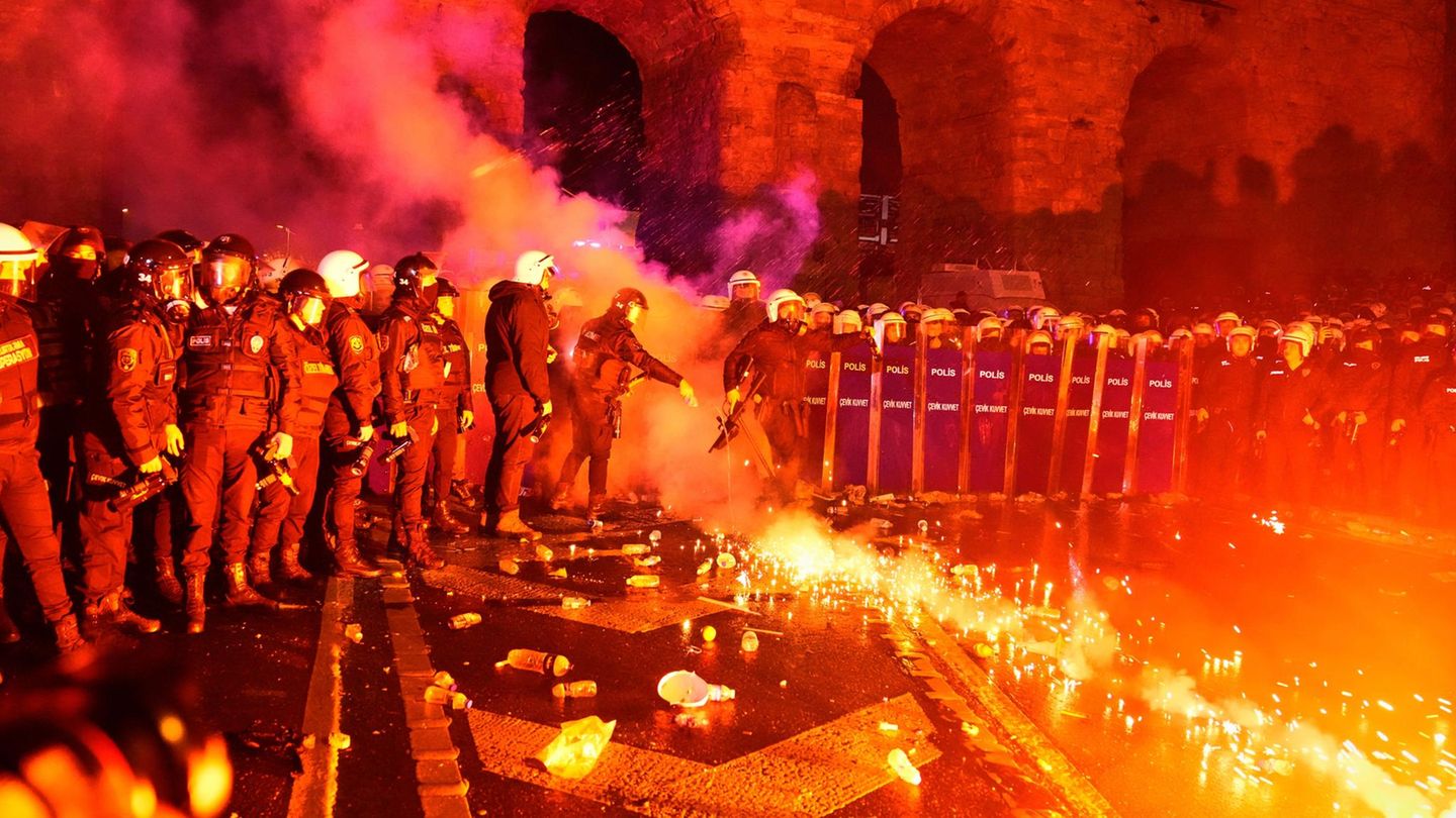Türkiye: Mass protests demand resignation of the government