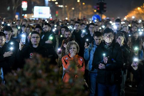 Trauer um das 16. Todesopfer nach dem Einsturz des Bahnhofvordachs in Novi Sad