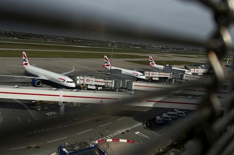 Erst langsam konnte der Flughafen wieder in Betrieb gehen. Foto: Kin Cheung/AP/dpa