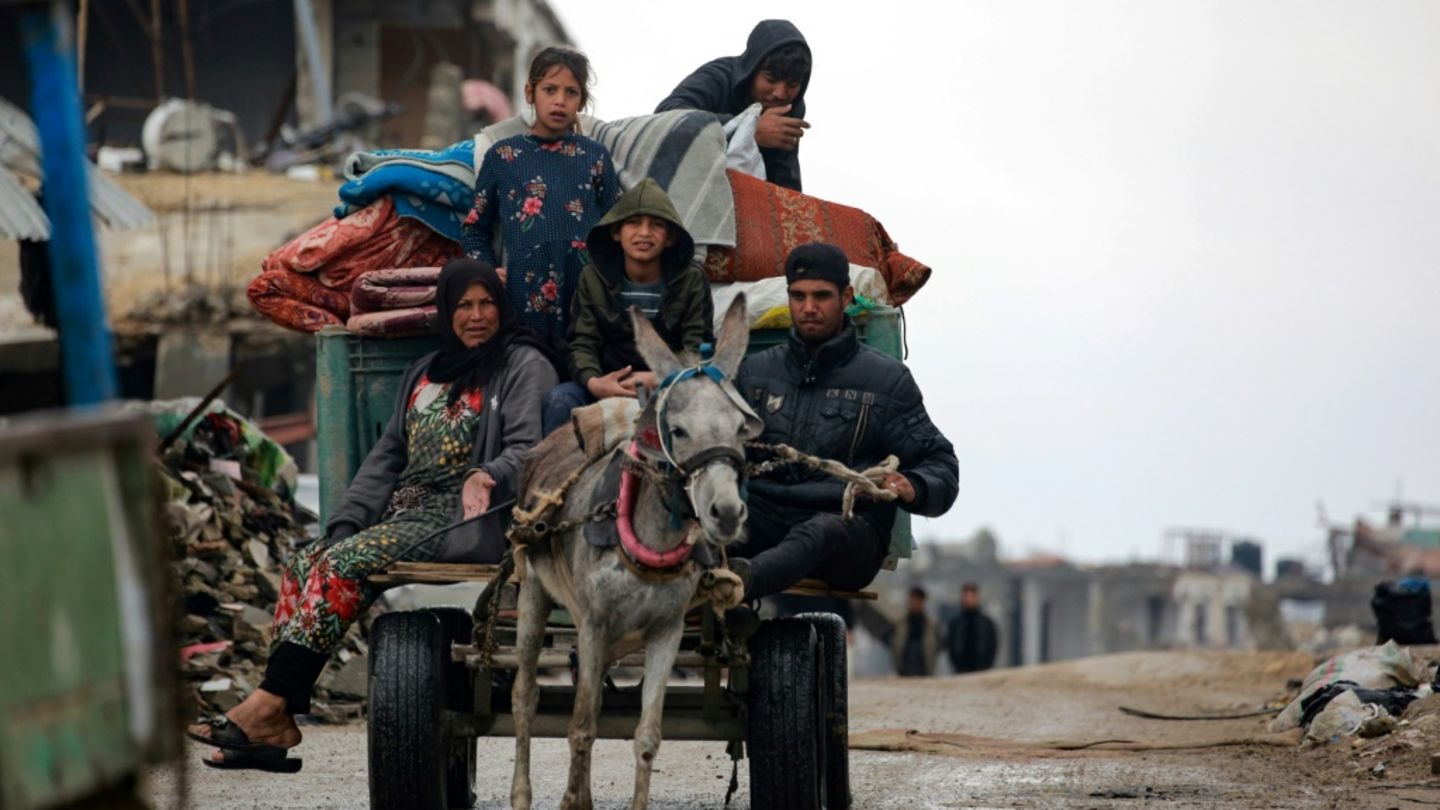 Palästinenser fliehen aus Beit Lahia im nördlichen Gazastreifen