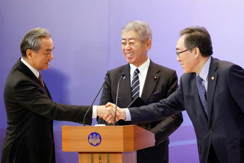 Die Außenminister Chinas, Wang Yi (links), Japans, Takeshi Iwaya (Mitte) und Südkoreas Cho Tae-yul