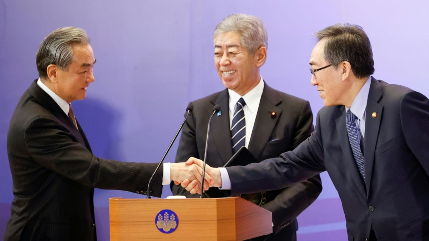 Die Außenminister Chinas, Wang Yi (links), Japans, Takeshi Iwaya (Mitte) und Südkoreas Cho Tae-yul