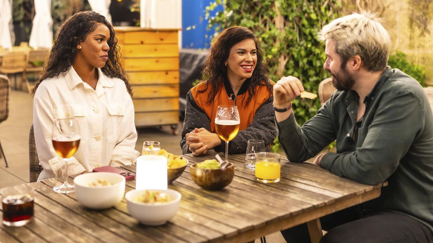 Emotionen ordnen mit Dr. Peirano: Mein Partner textet in Gesellschaft alle zu – mir ist das abgrundtief peinlich