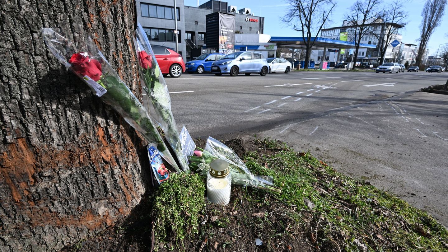 An der Unfallstelle in Ludwigsburg haben Menschen Blumen und eine Kerze abgelegt