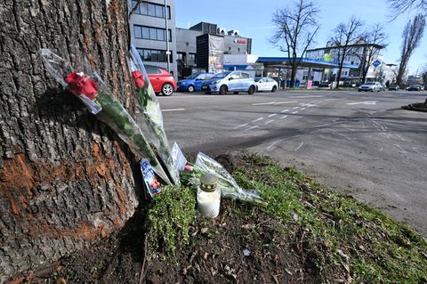 An der Unfallstelle in Ludwigsburg haben Menschen Blumen und eine Kerze abgelegt