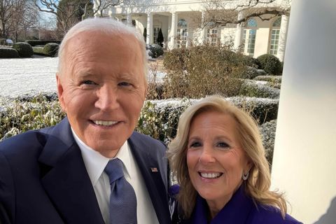 Joe Biden und seine Frau Jill stehen lächelnd in der Kolonnade am Rosengarten des Weißen Hauses