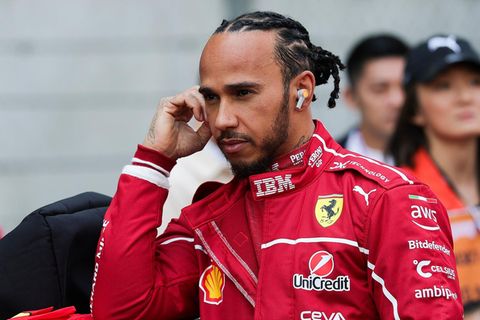 Die Kombination, die manchen Formel-1-Fan zu heißen Träumen veranlasst: Rekordweltmeister Lewis Hamilton trägt Ferrari-Rot