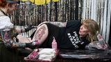 In Edinburgh kommen an diesem Wochenende die besten Tätowierer und ihre Fans zusammen, um gemeinsam ihrer Leidenschaft zu huldigen. Die Freunde der Körperbemalung legen sich bei der Tattoo Convention mit Freude auf die Tätowierliege, um sich ein paar neue Motive stechen zu lassen