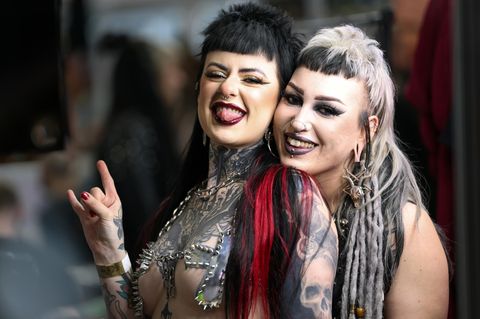 Die beiden Frauen sind sicherlich auch am Stand mit Piercing-Schmuck zu Gast
