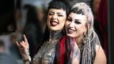 Die beiden Frauen sind sicherlich auch am Stand mit Piercing-Schmuck zu Gast