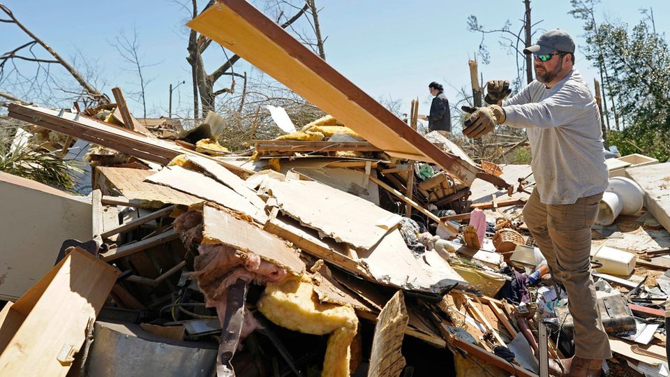 "Schlampige Kürzungen": Tornado-Katastrophe befeuert Debatte um Trumps Sparkurs "Schlampige Kürzungen": Tornado-Katastrophe befeuert Debatte um Trumps Sparkurs