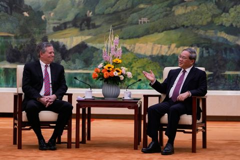 Chinas Ministerpräsident Li Qiang (r) und US-Senator Steve Daines