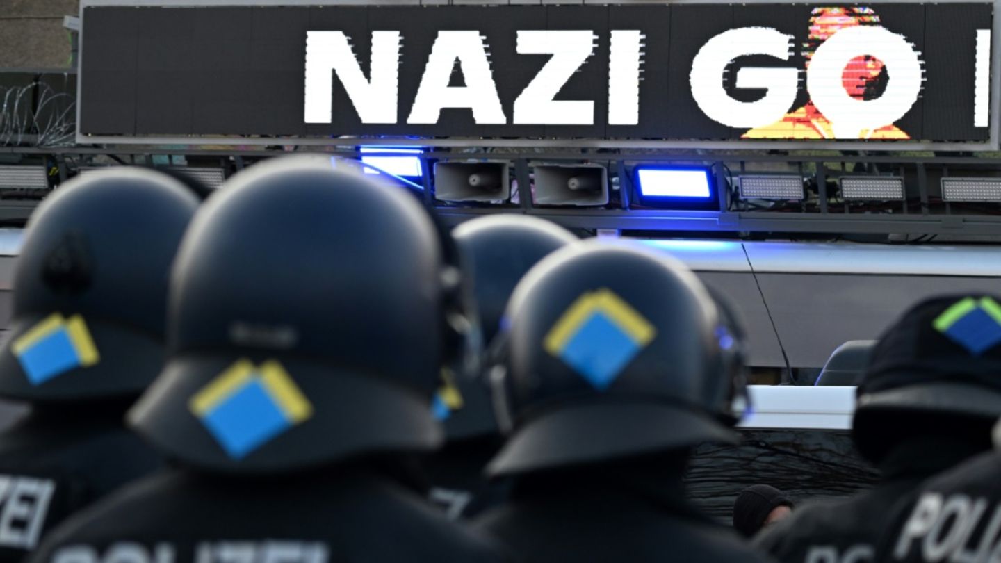 Gegendemonstration und Polizei in Berlin