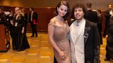 Benny Blanco hat in der "Tonight Show Starring Jimmy Fallon" gestanden, dass er sich auf der Oscar-Zeremonie "schlampig" angezogen fühlte neben seiner Freundin Selena Gomez. Die Sängerin und Schauspielerin trug ein Kleid von Ralph Lauren, das mit über 16.000 Glasperlen und kleinen Kristallen besetzt war. Der Songwriter und Musikproduzent gab sich in einem weißen Anzug mit einer diamantbesetzten Brosche und einem Mantel mit floralen Applikationen die Ehre. Offenbar reichte das nicht aus, um sich neben der klassischen Eleganz seiner Partnerin wohl zu fühlen.      