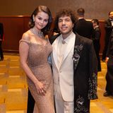 Benny Blanco hat in der "Tonight Show Starring Jimmy Fallon" gestanden, dass er sich auf der Oscar-Zeremonie "schlampig" angezogen fühlte neben seiner Freundin Selena Gomez. Die Sängerin und Schauspielerin trug ein Kleid von Ralph Lauren, das mit über 16.000 Glasperlen und kleinen Kristallen besetzt war. Der Songwriter und Musikproduzent gab sich in einem weißen Anzug mit einer diamantbesetzten Brosche und einem Mantel mit floralen Applikationen die Ehre. Offenbar reichte das nicht aus, um sich neben der klassischen Eleganz seiner Partnerin wohl zu fühlen.      