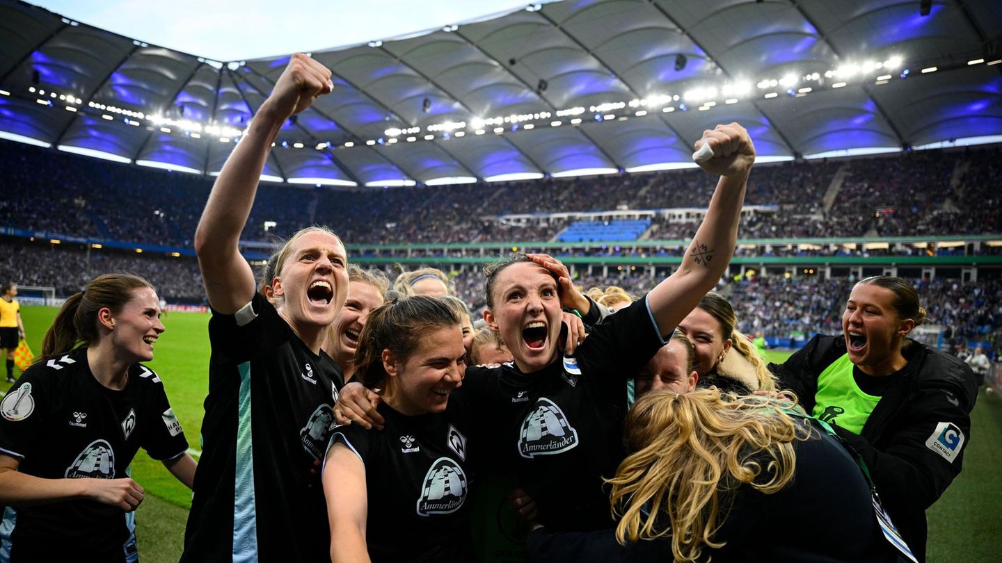 DFB-Pokal: Vor Rekordkulisse: Fußballerinnen von Werder Bremen siegen beim HSV